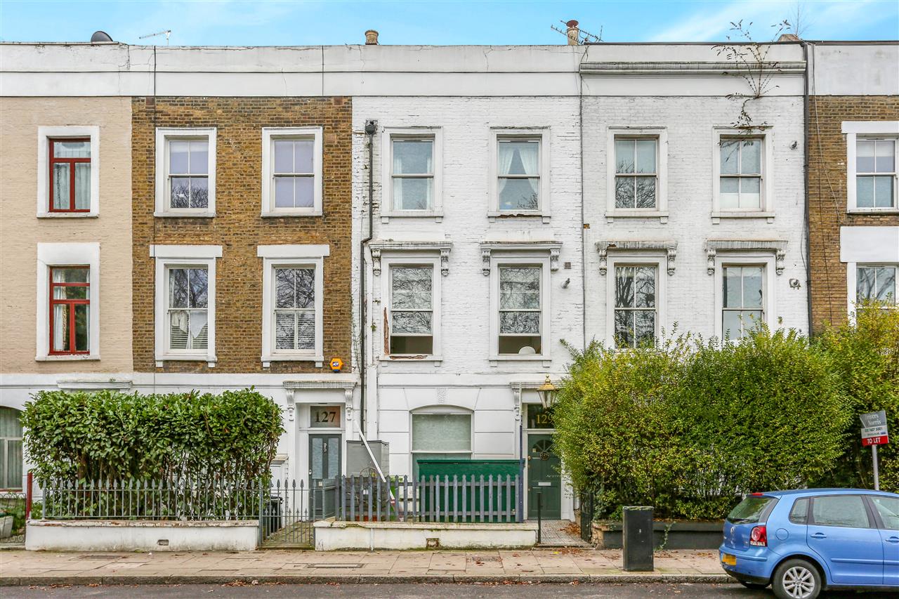 CHAIN FREE! A well presented and spacious (approximately 670 Sq Ft/62 Sq M including restricted head height area in cloakroom) garden apartment forming part of a terraced Victorian property situated in popular location within very close proximity of the multiple shopping and transport ...