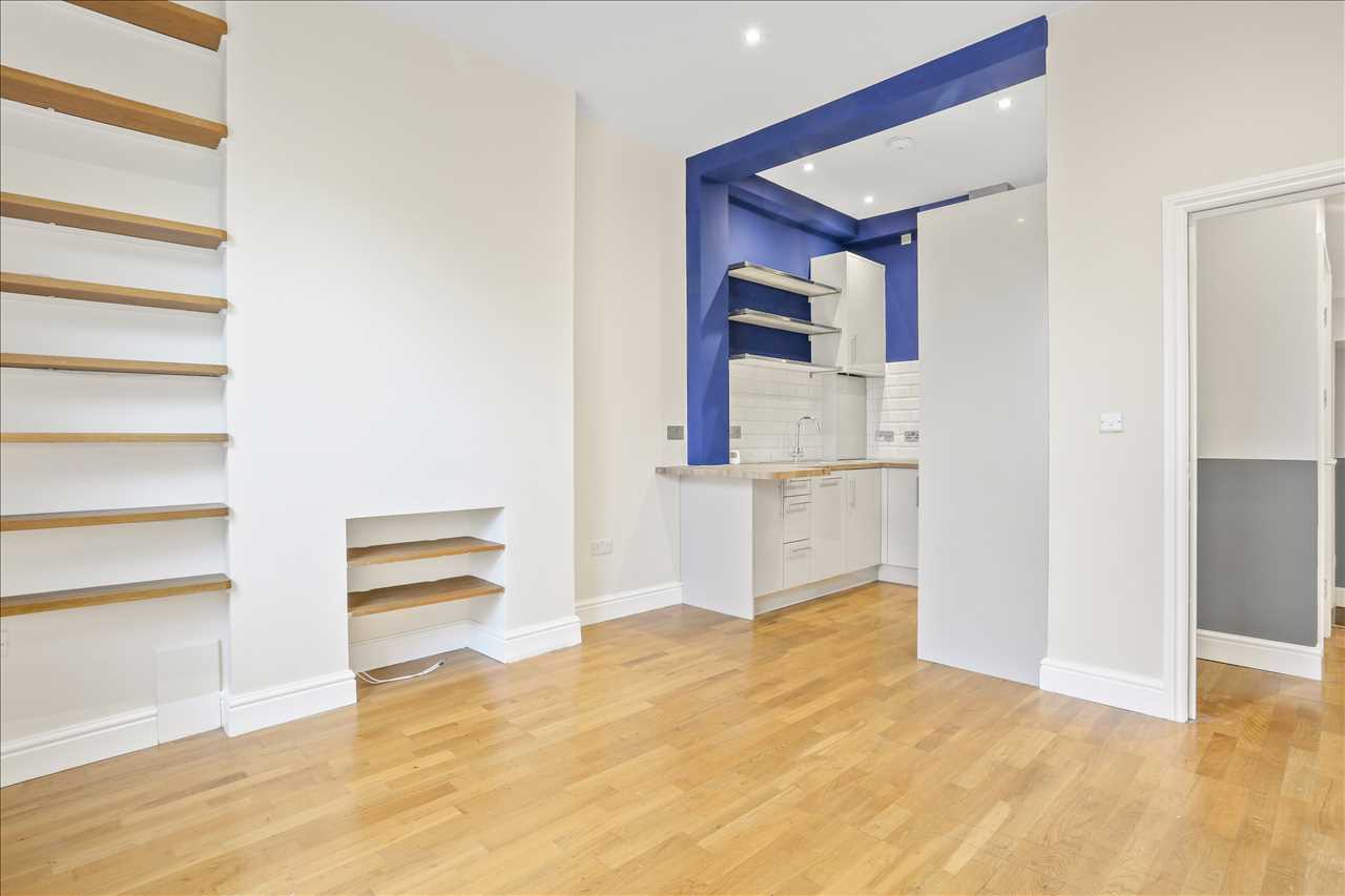 3 bed flat for sale in Hornsey Road 3