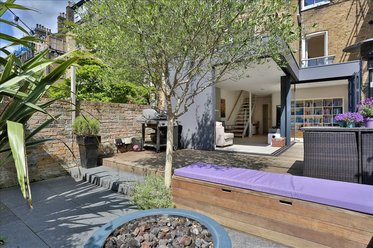 An exceptional, contemporary and very spacious ( approximately 1270 Sq Ft/118 Sq M including external storage) split level raised ground and garden floor maisonette, forming part of a modern Victorian conversion situated in a sought after location within close proximity to both Tufnell Park and ...