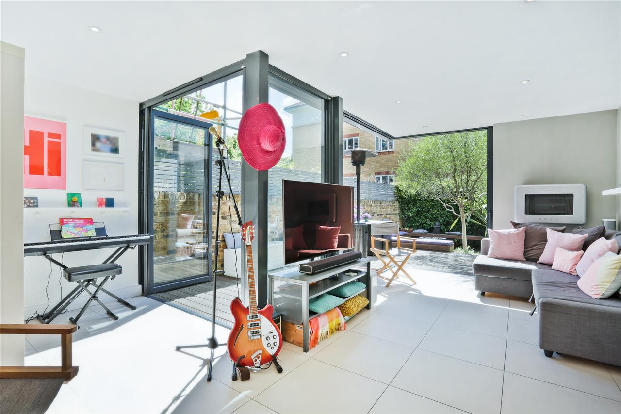 3 bed maisonette for sale in Monnery Road 7