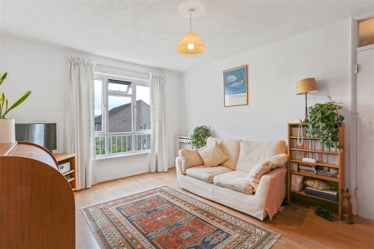 CHAIN FREE! Well presented second floor apartment forming part of a low rise purpose built block situated in a sought after cul-de-sac within close proximity to Tufnell Park (Northern Line) underground station together with the varied shops, cafes, bars and restaurants on Fortess Road. The ...
