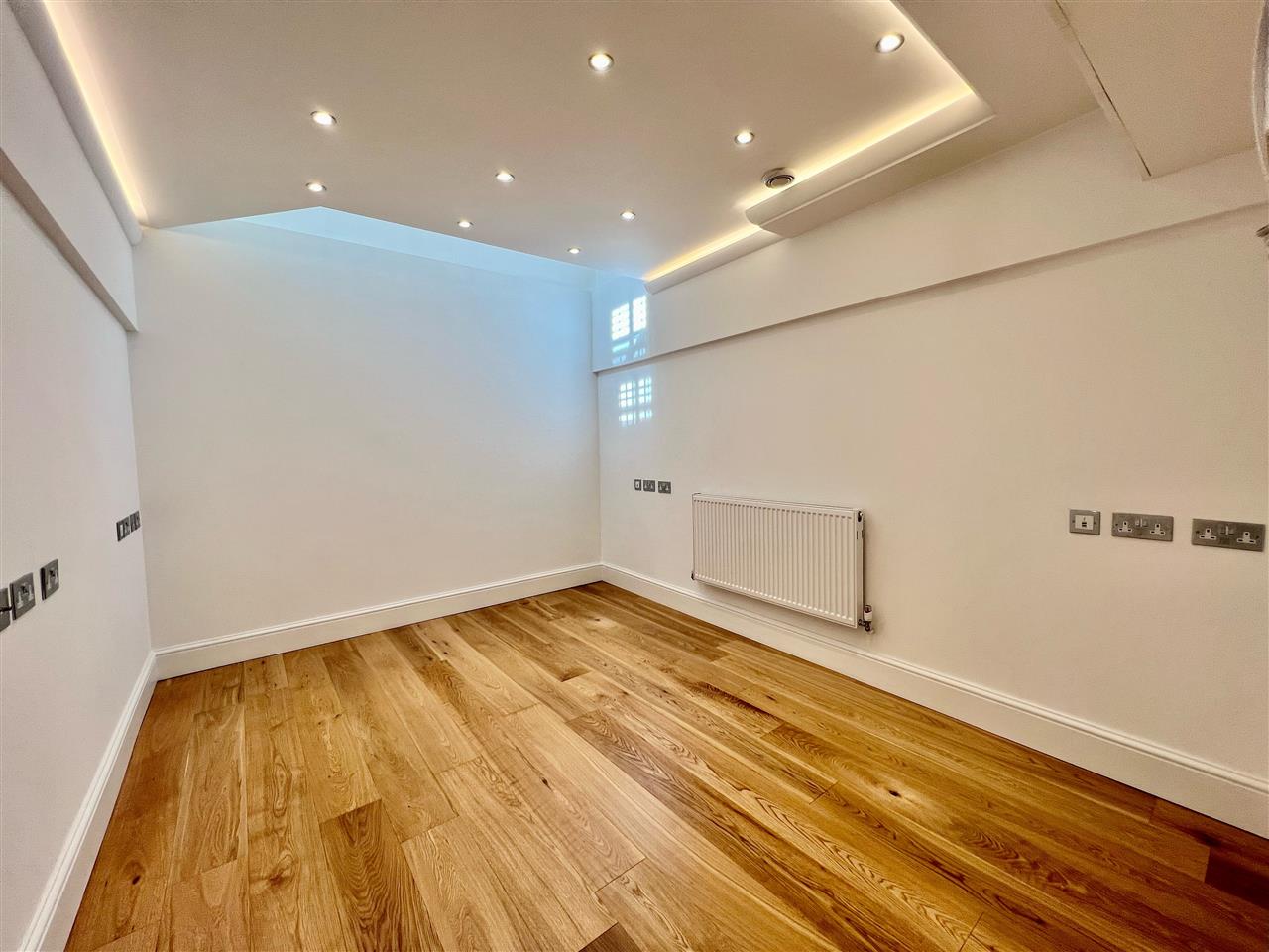 AVAILABLE IMMEDIATELY! Located in a quiet and picturesque cobbled mews is this contemporary fitted and well presented UNFURNISHED centre terraced Mews house. The property consists of a double bedroom in the mansard roof, a further double bedroom on the first floor and modern bathroom, equipped ...