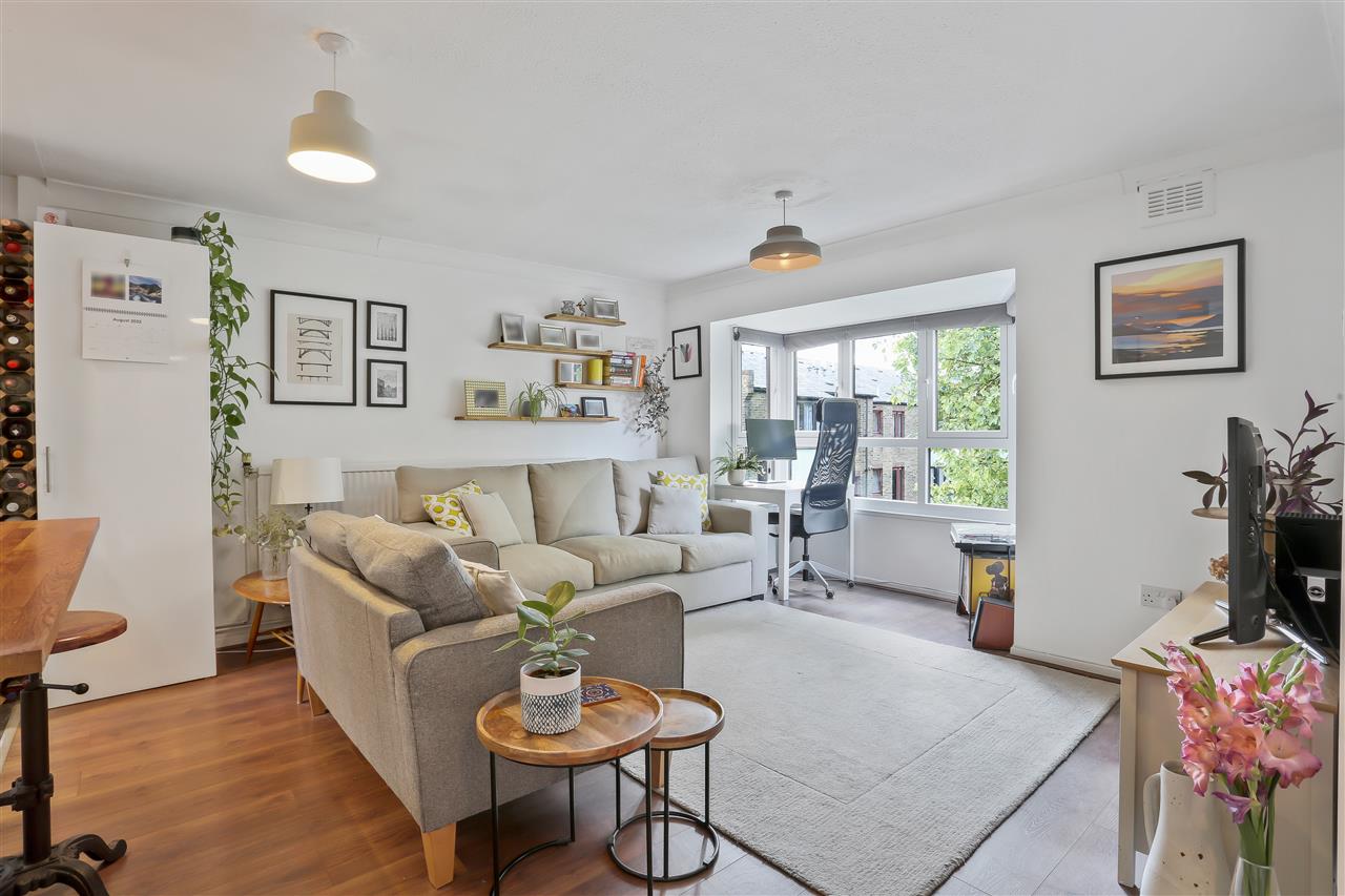 NEW LISTING! A very well presented and spacious (approximately 563 Sq Ft / 52 Sq M) first floor (with entrance at raised ground floor level) purpose-built maisonette situated within close proximity to Archway Underground (Northern Line) and Upper Holloway Overground stations together with local ...