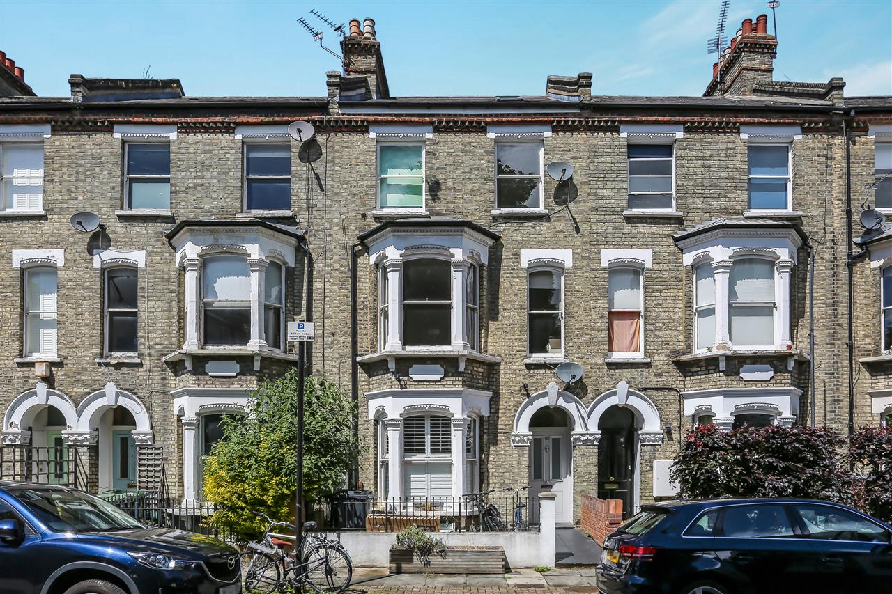 CHAIN FREE! A well presented and spacious (approximately 600 Sq Ft/56 Sq M) split level first floor apartment forming part of a converted Victorian house situated in a popular and sought after Tufnell Park enclave that is within close proximity to multiple shopping and transport facilities ...