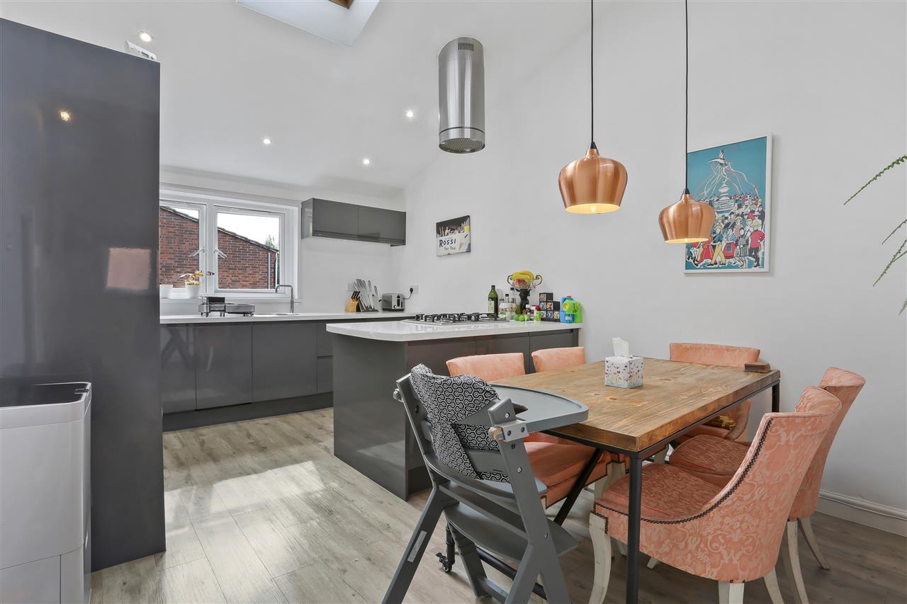 NEW LISTING! CHAIN FREE! A very well presented and spacious (approximately 1148 Sq Ft/107 Sq M including integral garage) ex-local authority town house situated in a popular location within close proximity to Holloway Road's multiple shopping and transport facilities including Archway ...