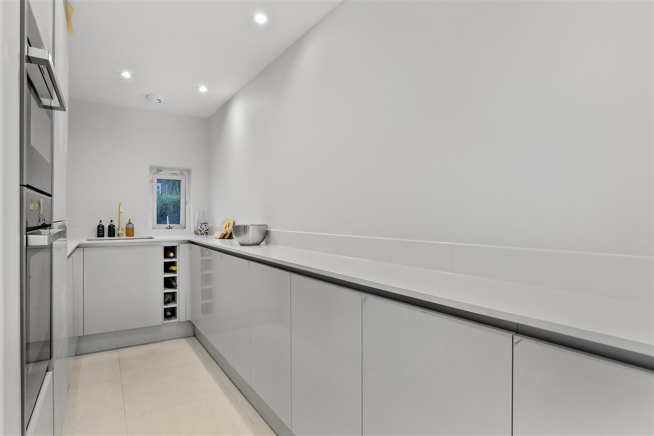 4 bed terraced house for sale in Trecastle Way  - Property Image 18