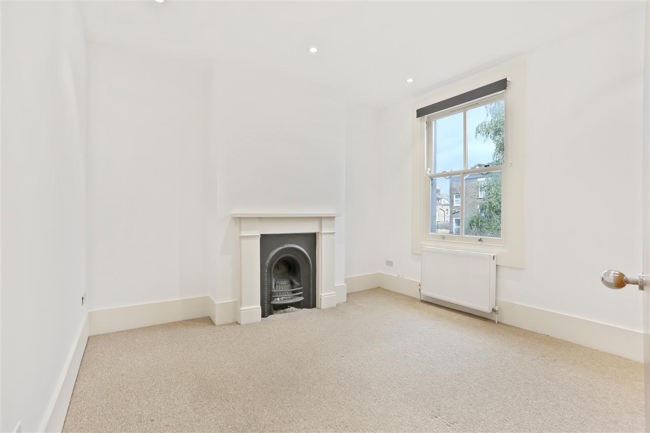 4 bed flat to rent in Hugo Road  - Property Image 9