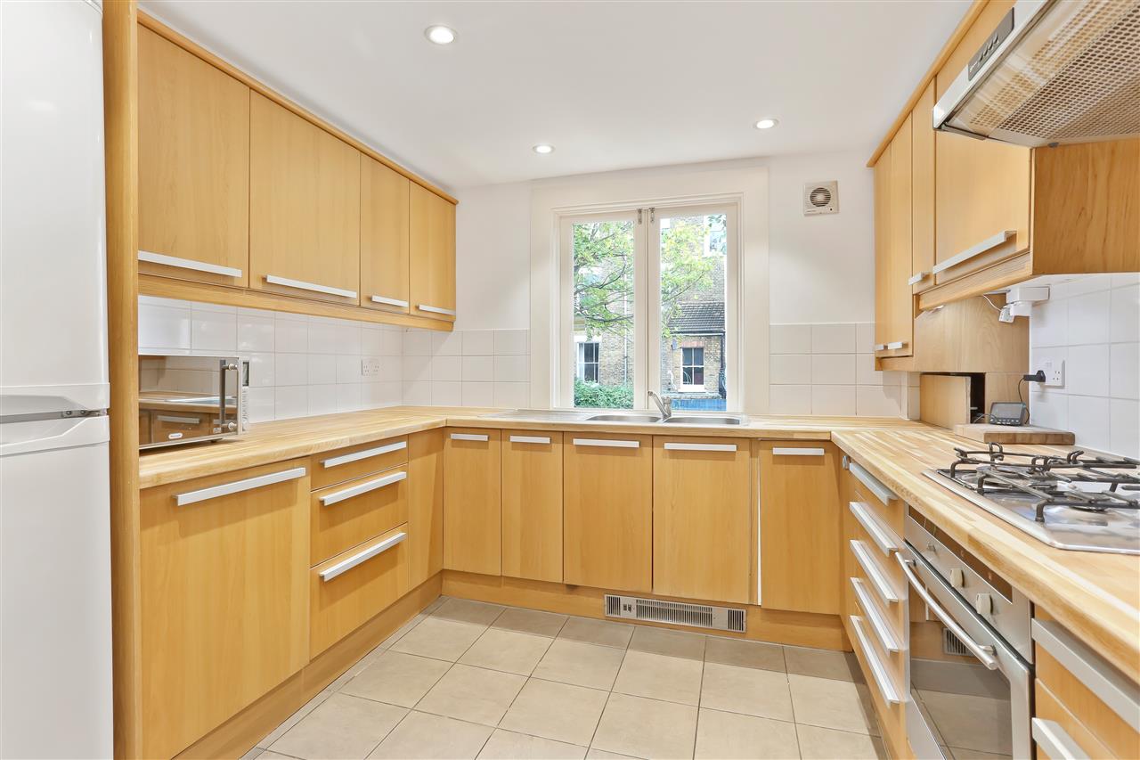 4 bed flat to rent in Hugo Road 12