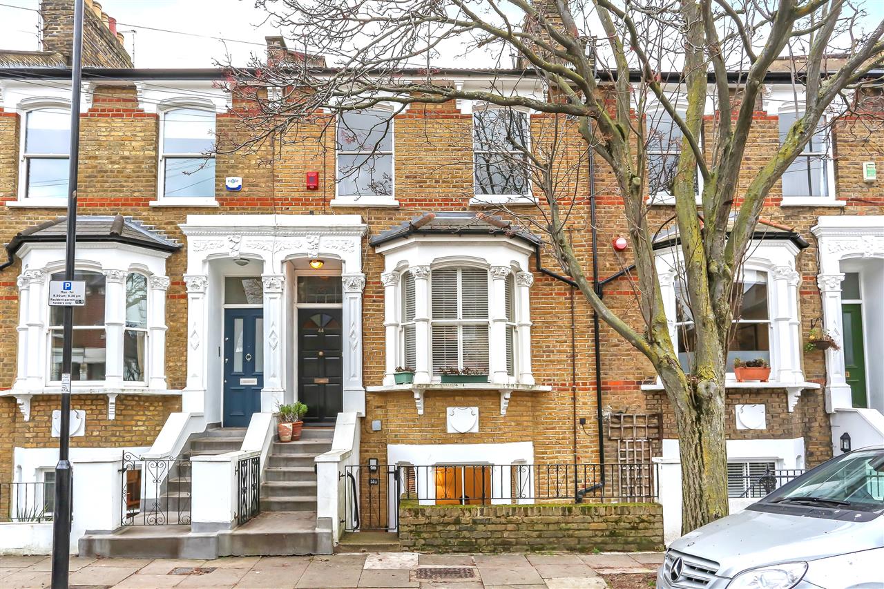 CHAIN FREE! A well-presented and spacious split level garden maisonette situated in a highly sought after road in the heart of Tufnell Park within close proximity of Tufnell Park (Northern Line) underground station together with the various local shops, cafes, bars and restaurants on Fortess ...