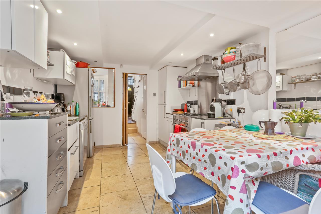 4 bed flat for sale in Corinne Road  - Property Image 4