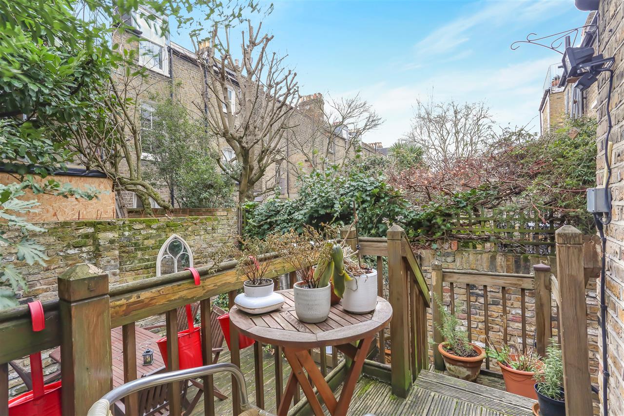 4 bed flat for sale in Corinne Road 9