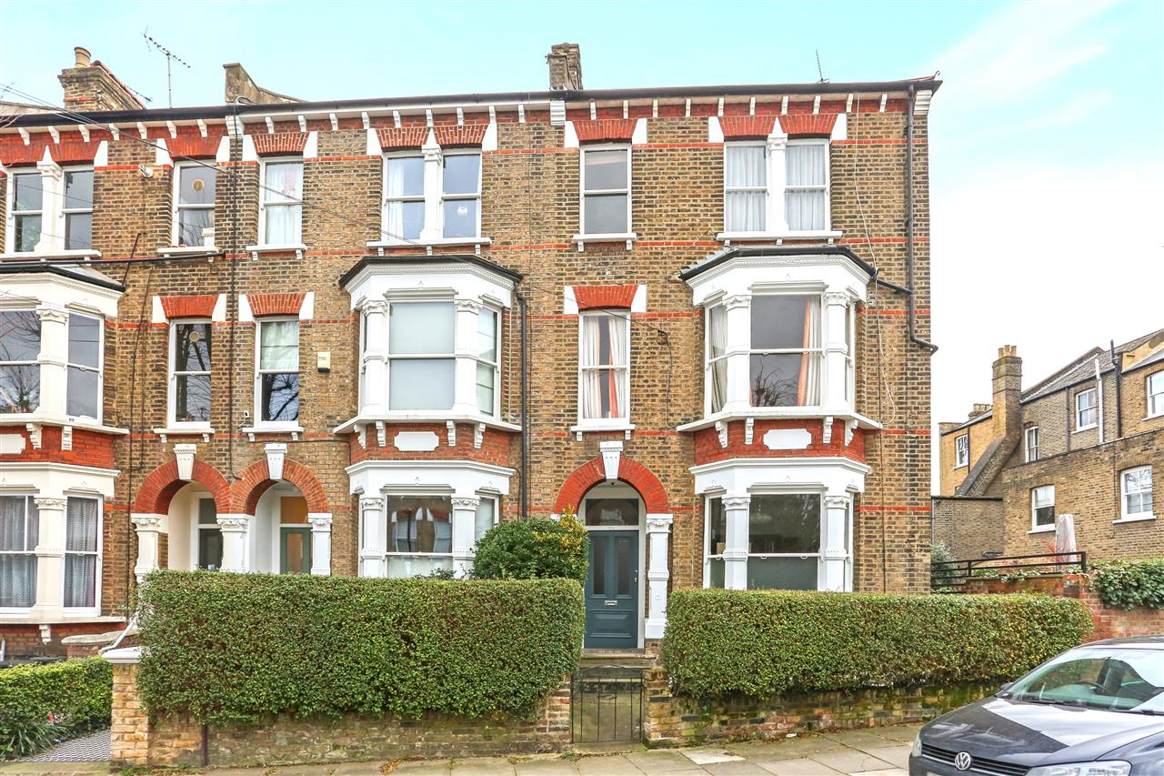 CHAIN FREE! FREEHOLD! A spacious first and second floor apartment forming part of a converted end of terrace VIctorian property situated in one of the most sought after roads in a conservation area in Tufnell Park. The versatile accommodation (approximately 1229 Sq Ft / 114 Sq M including ...
