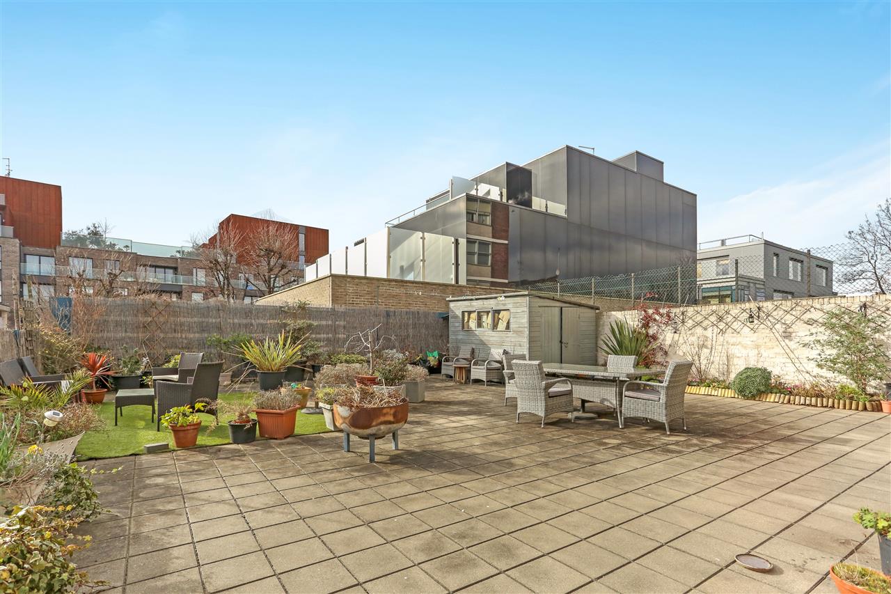 A well presented and spacious (approximately 660 Sq Ft / 61 Sq M) first floor purpose built apartment situated within close proximity to the multiple shops, restaurants, bars and transport facilities of Camden Town including Camden Underground Station (Northern Line). The accommodation ...