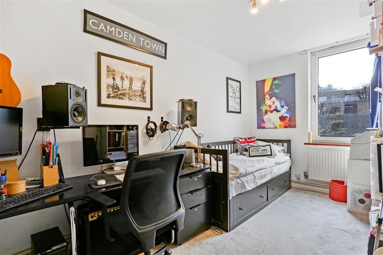 2 bed flat for sale in Camden Road 3