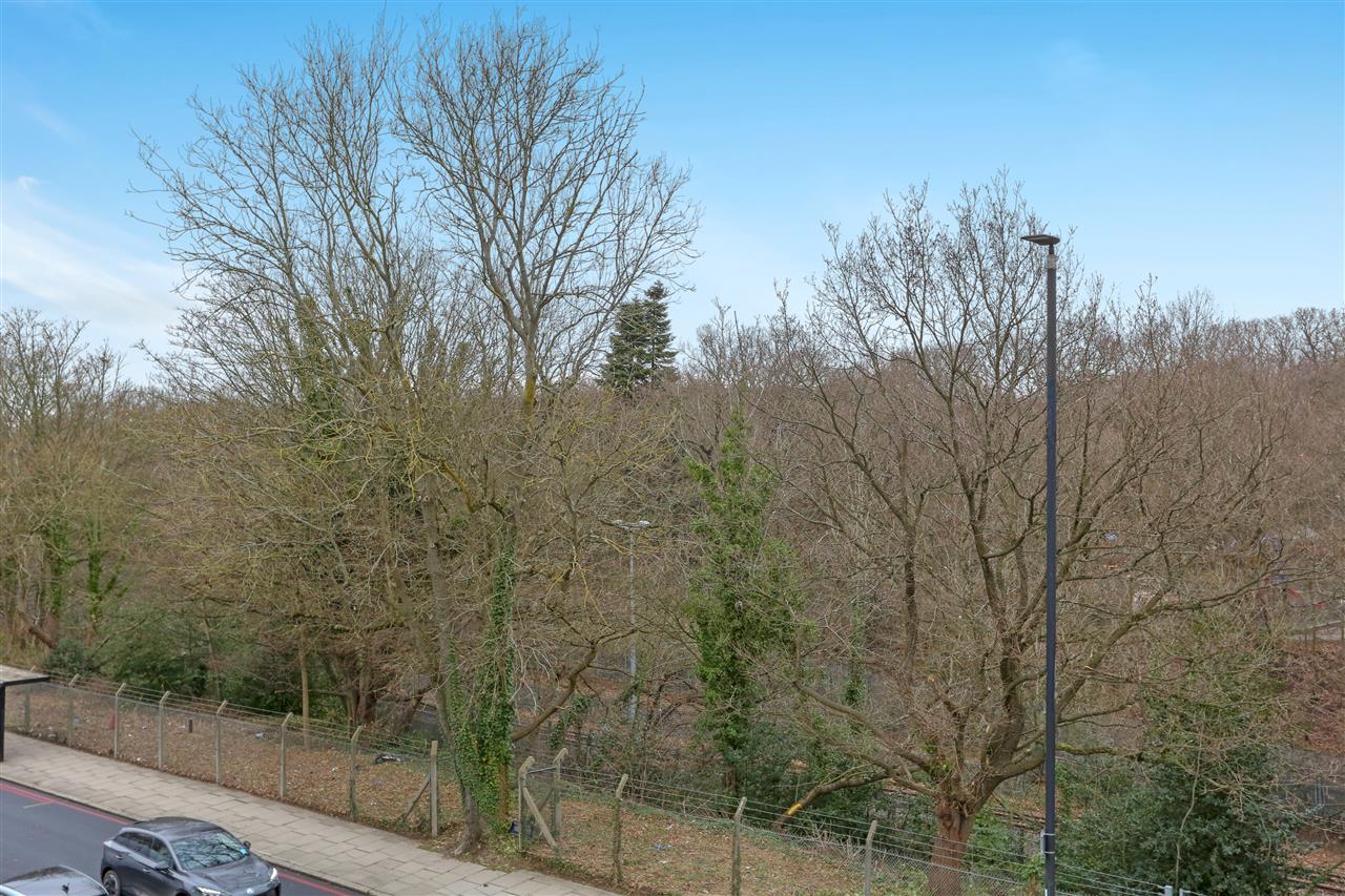 2 bed flat for sale in Archway Road 6