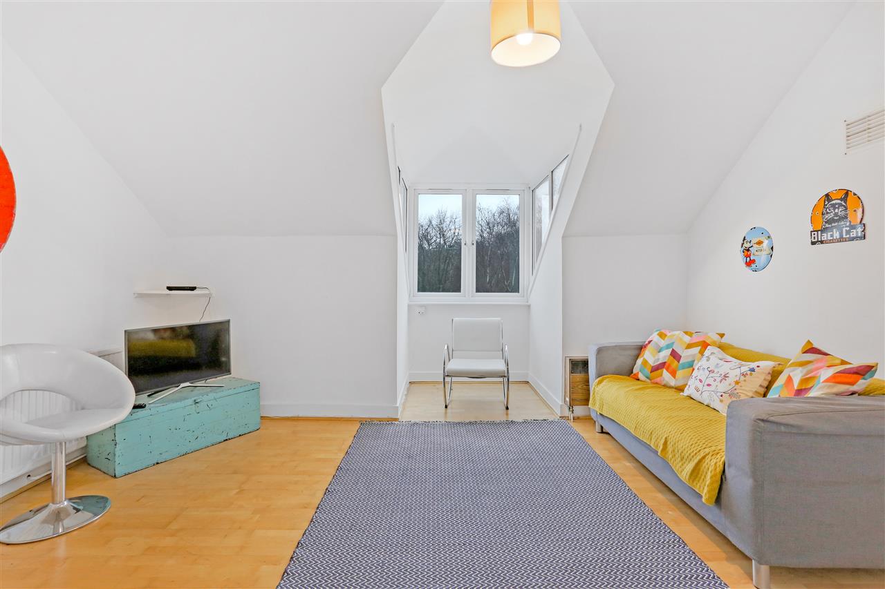 2 bed flat for sale in Archway Road 9