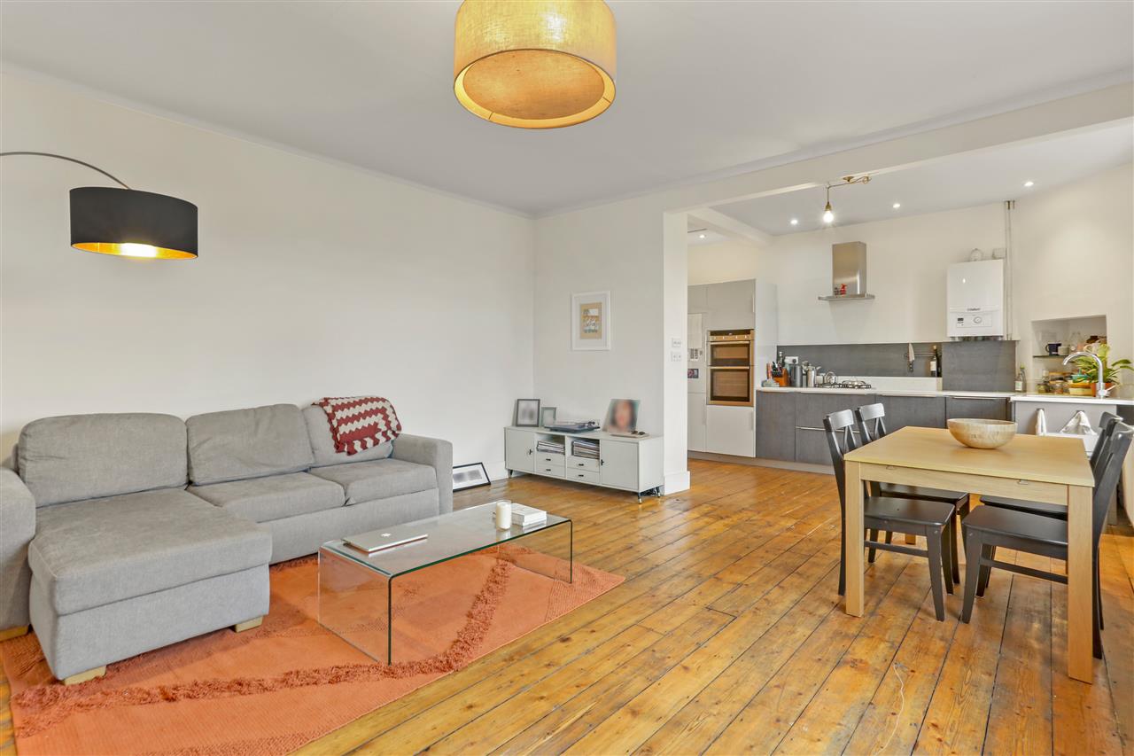 CHAIN FREE! A well presented and very spacious (approximately 804 Sq Ft / 75 Sq M) second/top floor apartment forming part of an imposing converted detached Victorian property situated in a sought-after residential location within close proximity to the multiple shopping, dining and transport ...