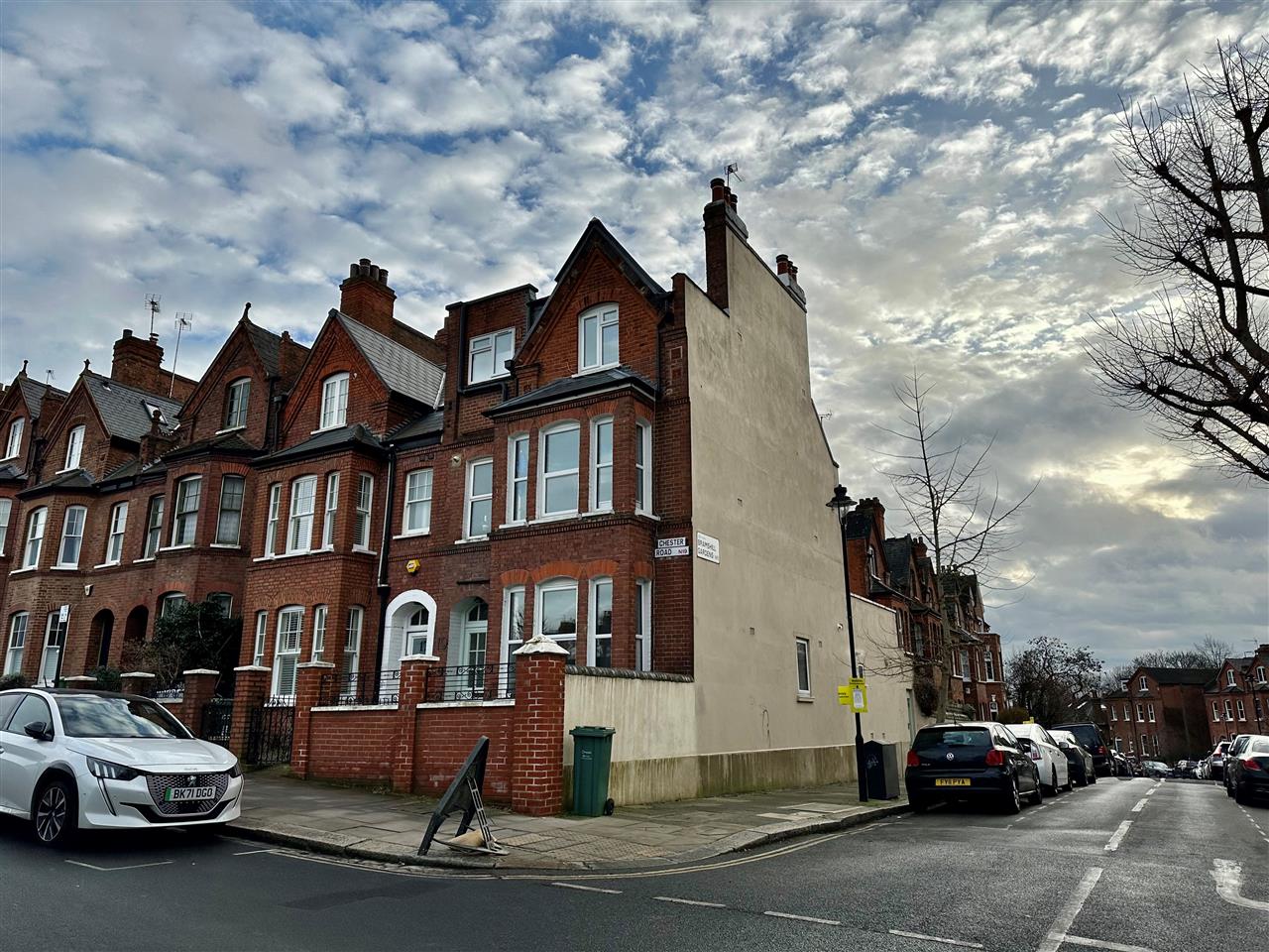 AVAILABLE FROM 22ND JULY 2023 (TBC) TO A MAXIMUM OF TWO NON-RELATED SHARERS OR A FAMILY. Located in a quiet residential and popular Dartmouth Park turning is this ground floor UNFURNISHED converted flat within a corner period house. The accommodation comprises of two double bedrooms, reception ...