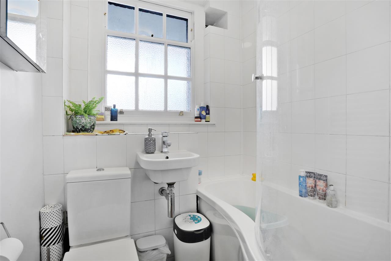 2 bed flat for sale in Warlters Road 11
