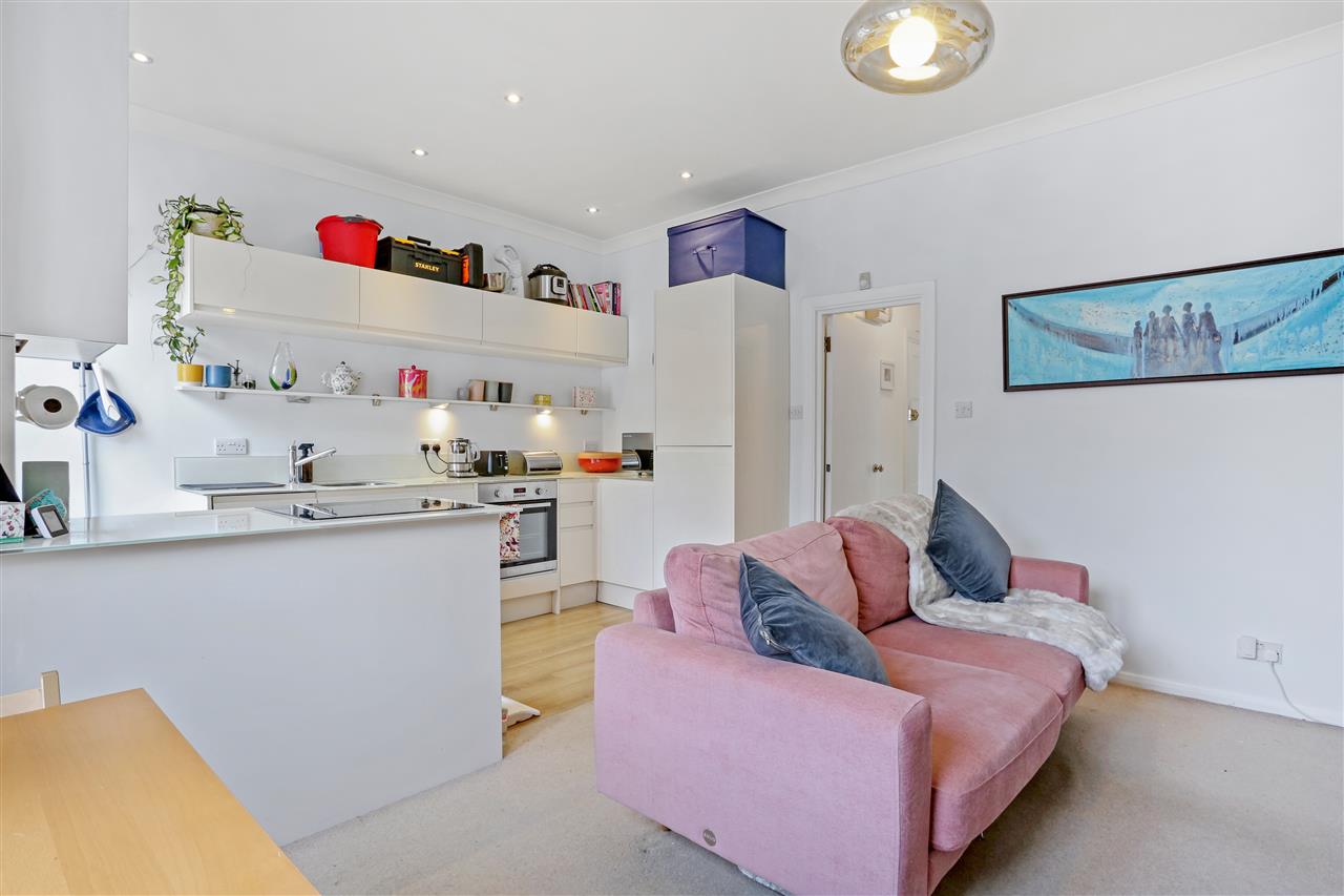 A well presented split level first floor apartment situated in one of the most sought after roads in the area surrounding the idyllic Highbury Fields and within close proximity to vibrant Upper Street and the underground/overground train stations at Highbury & Islington (Victoria Line and ...