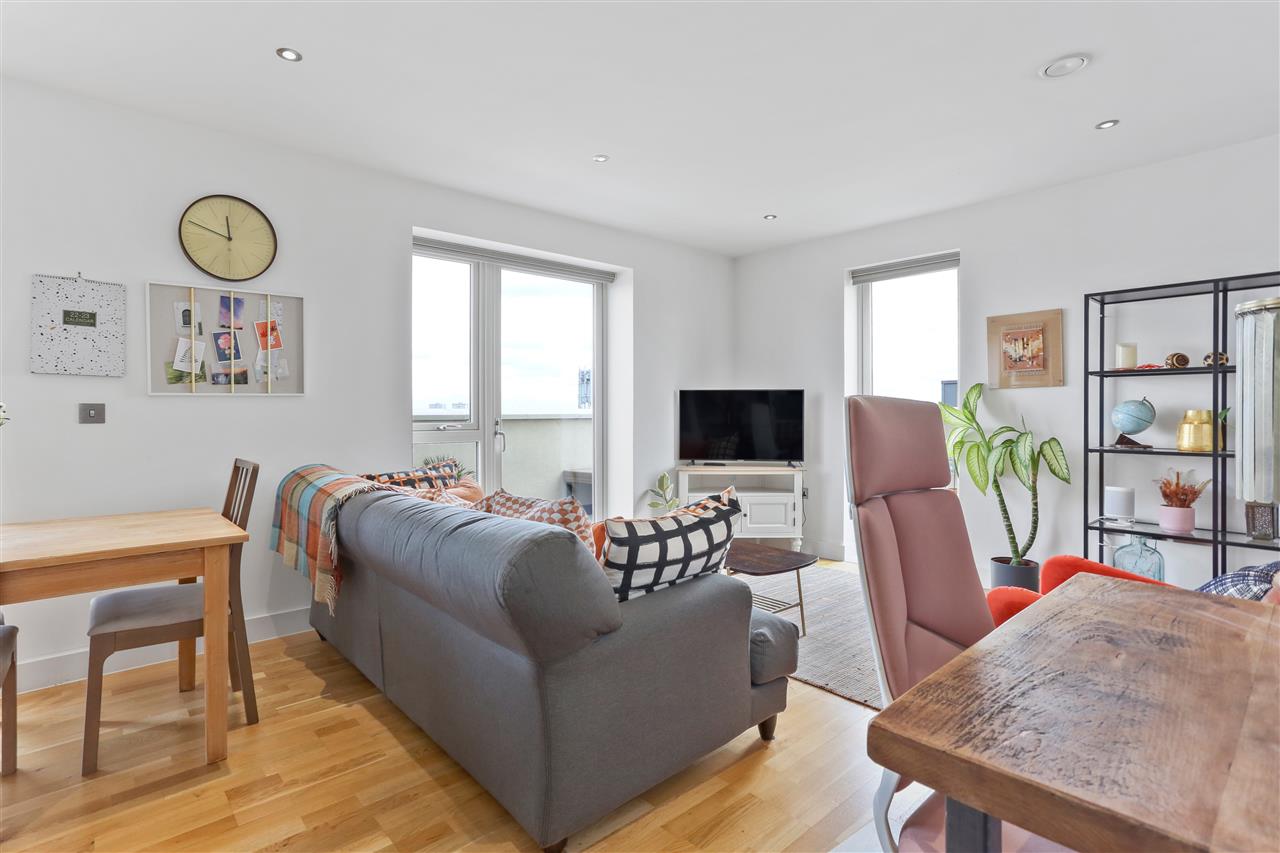 2 bed flat for sale in Dalmeny Avenue 10