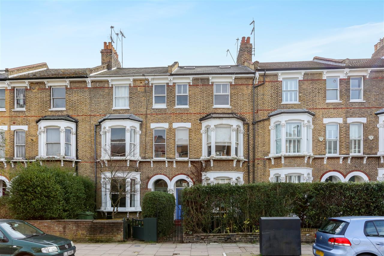 An exceptionally well presented, spacious (approximately 873 Sq Ft/81 Sq M including eaves storage and restricted head height areas on third floor) and refurbished to a very high standard split level second/third floor apartment situated in a sought after location that is within close proximity ...