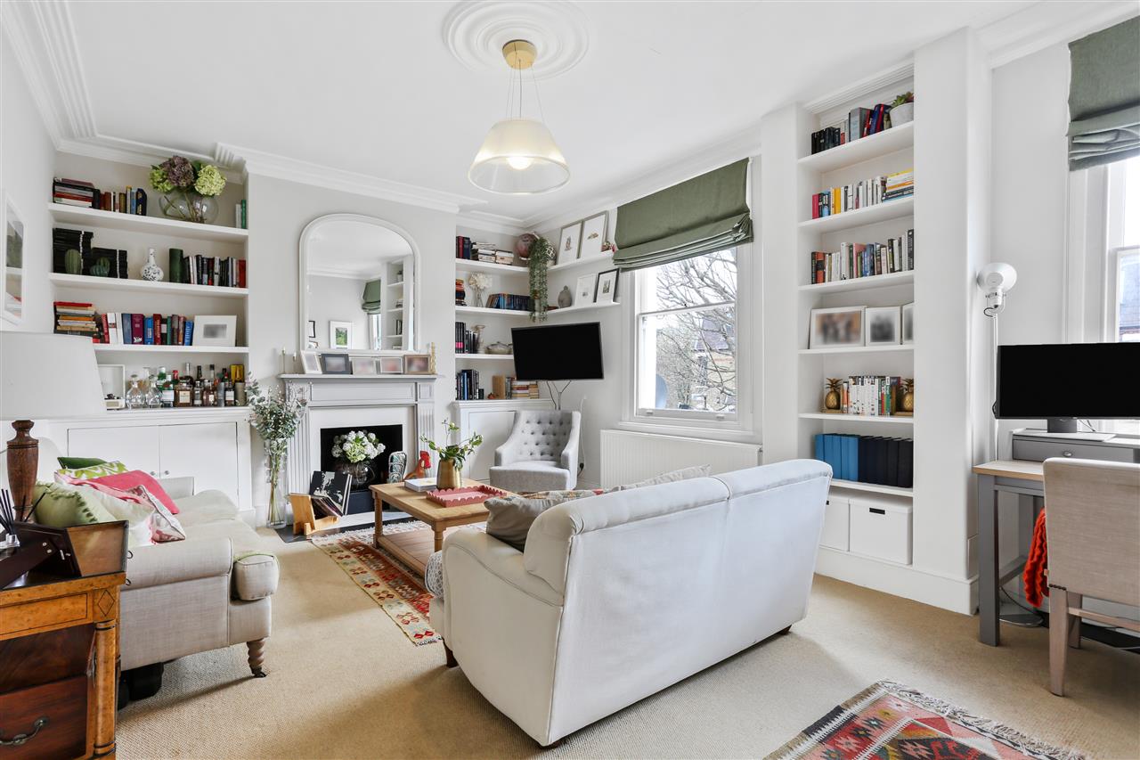 An immaculately presented and spacious (approximately 1076 Sq Ft / 100 Sq M) duplex first and second floor maisonette forming part of a Victorian property situated in a highly sought after location that is within close proximity to local shops, Tufnell Park (Northern Line) underground station, ...