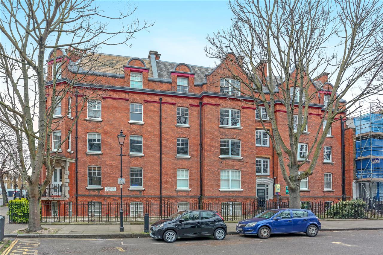 A well presented and well proportioned two bedroom apartment forming part of an attractive mansion block in Barnsbury. The accommodation comprises two bedrooms, reception/dining room which offers a very attractive view over local property and the no through section of Cloudesley Street, modern ...
