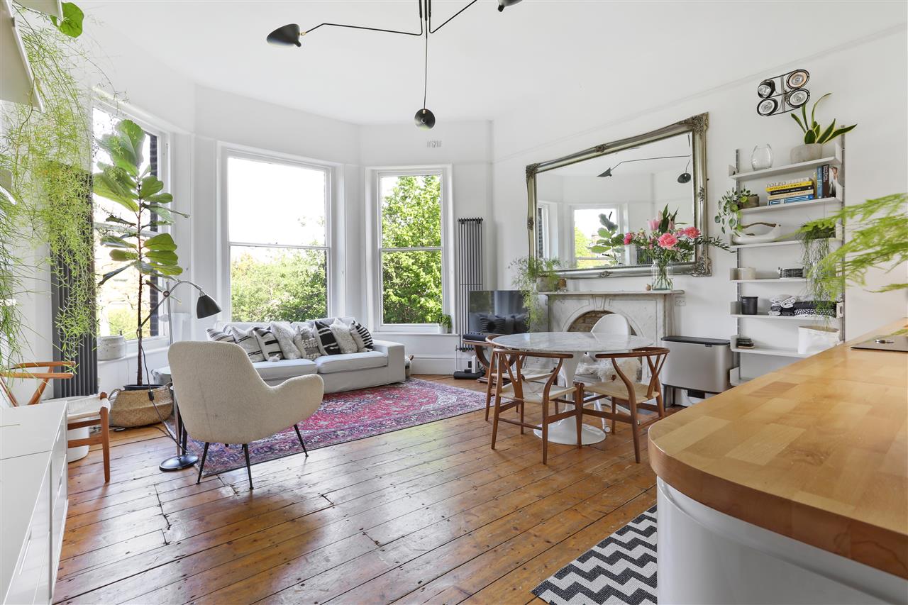 A truly stunning raised ground floor apartment forming part of an imposing corner detached Victorian property situated in a highly sought after road in the heart of Tufnell Park. The grandly proportioned and elegantly presented accommodation comprises a feature open plan bay fronted ...