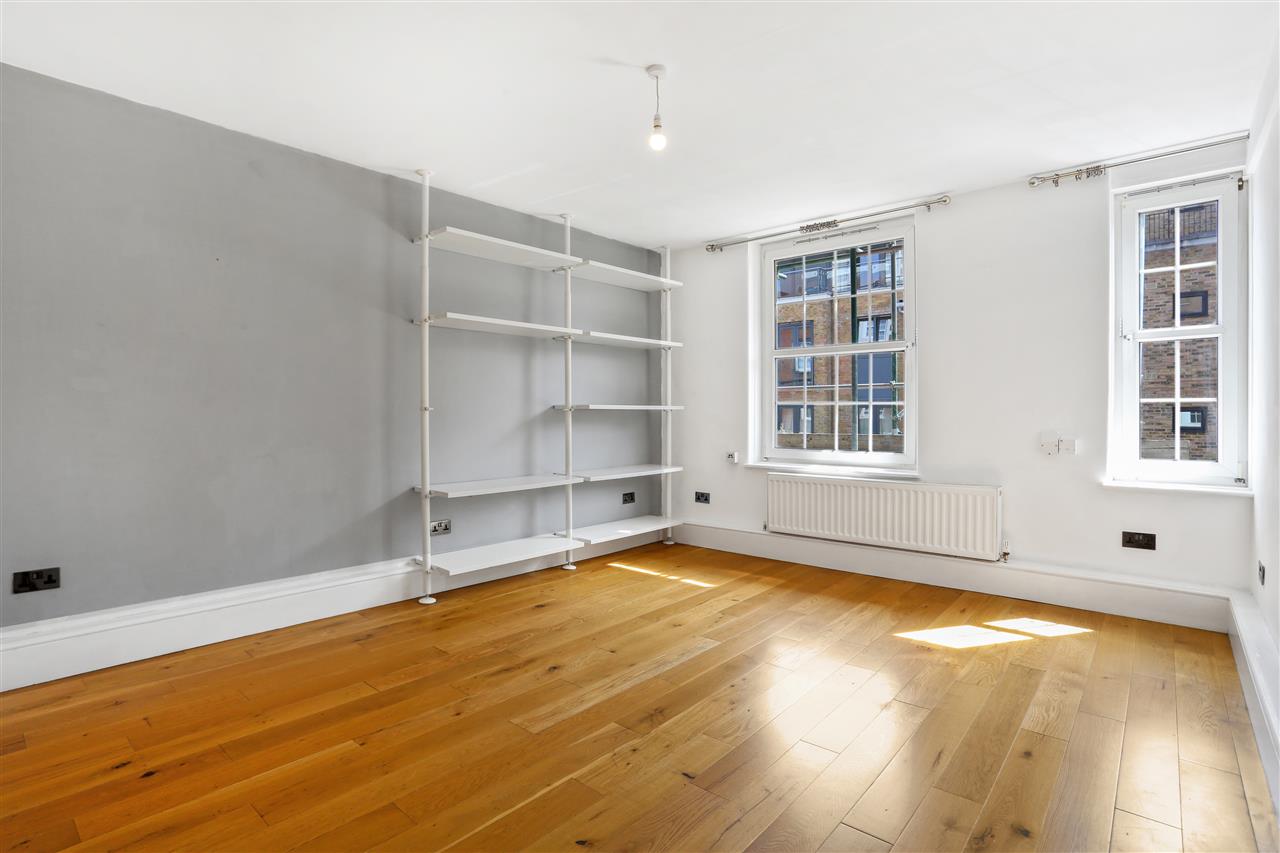 CHAIN FREE! A well presented and very spacious (approximately 610 Sq Ft / 57 Sq M) red brick ex-local authority first floor purpose built flat situated within close proximity to multiple shopping facilities on the Holloway Road together with various local open spaces and the ever popular ...