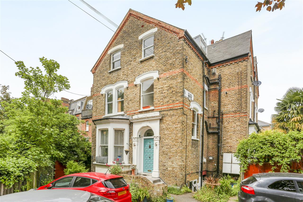 CHAIN FREE! A well presented raised ground floor garden apartment forming part of an imposing semi detached Victorian property situated in a highly sought after road that is within very close proximity to Tufnell Park (Northern Line) underground station together with the varied shops, cafes and ...