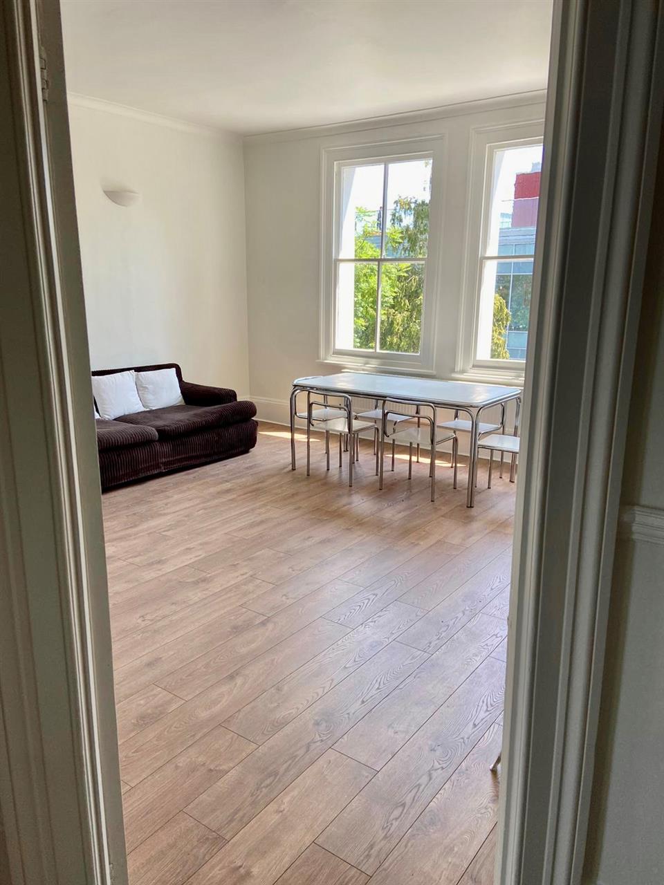 2 bed flat to rent in Hornsey Lane 10