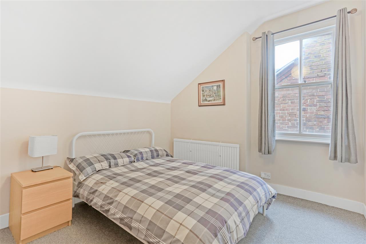 2 bed flat to rent in Archway Road 16