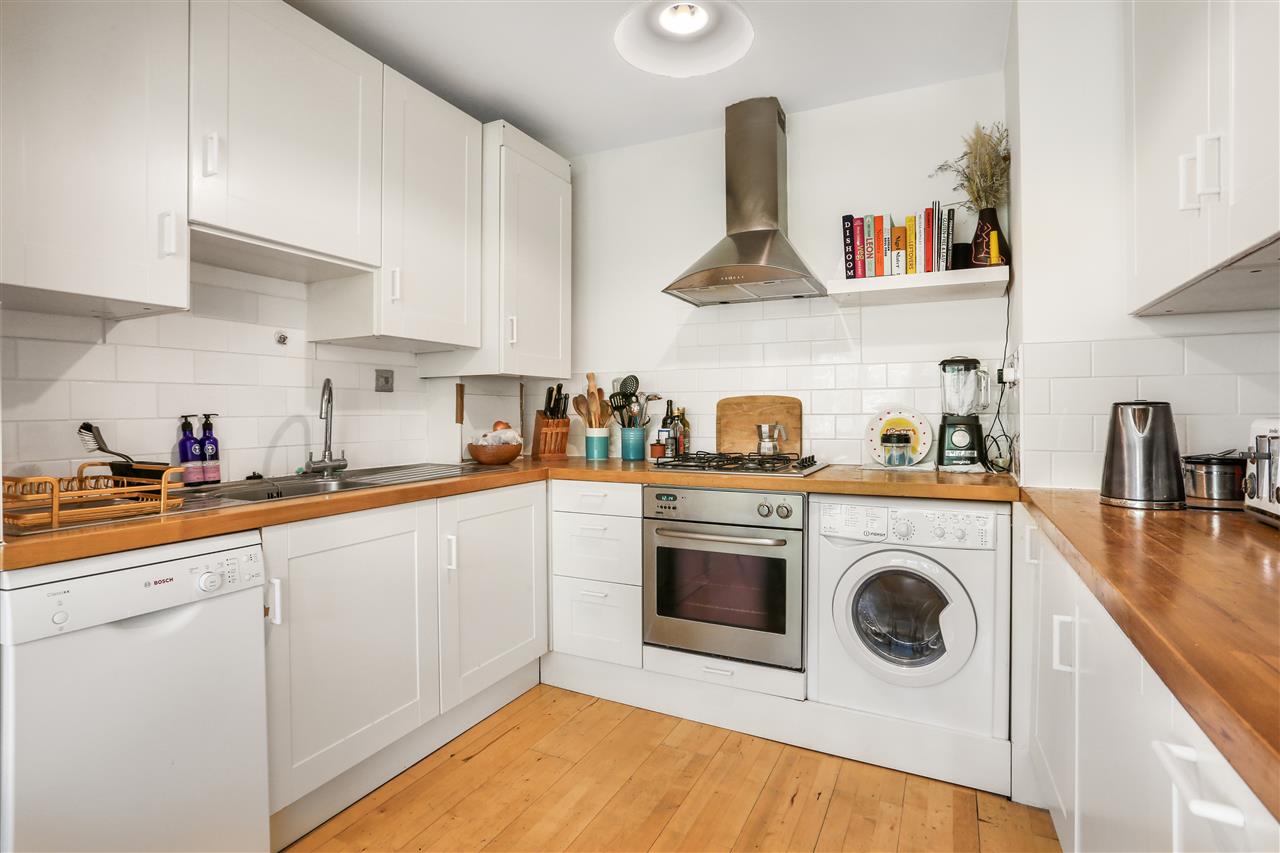 1 bed flat for sale in Brecknock Road  - Property Image 3