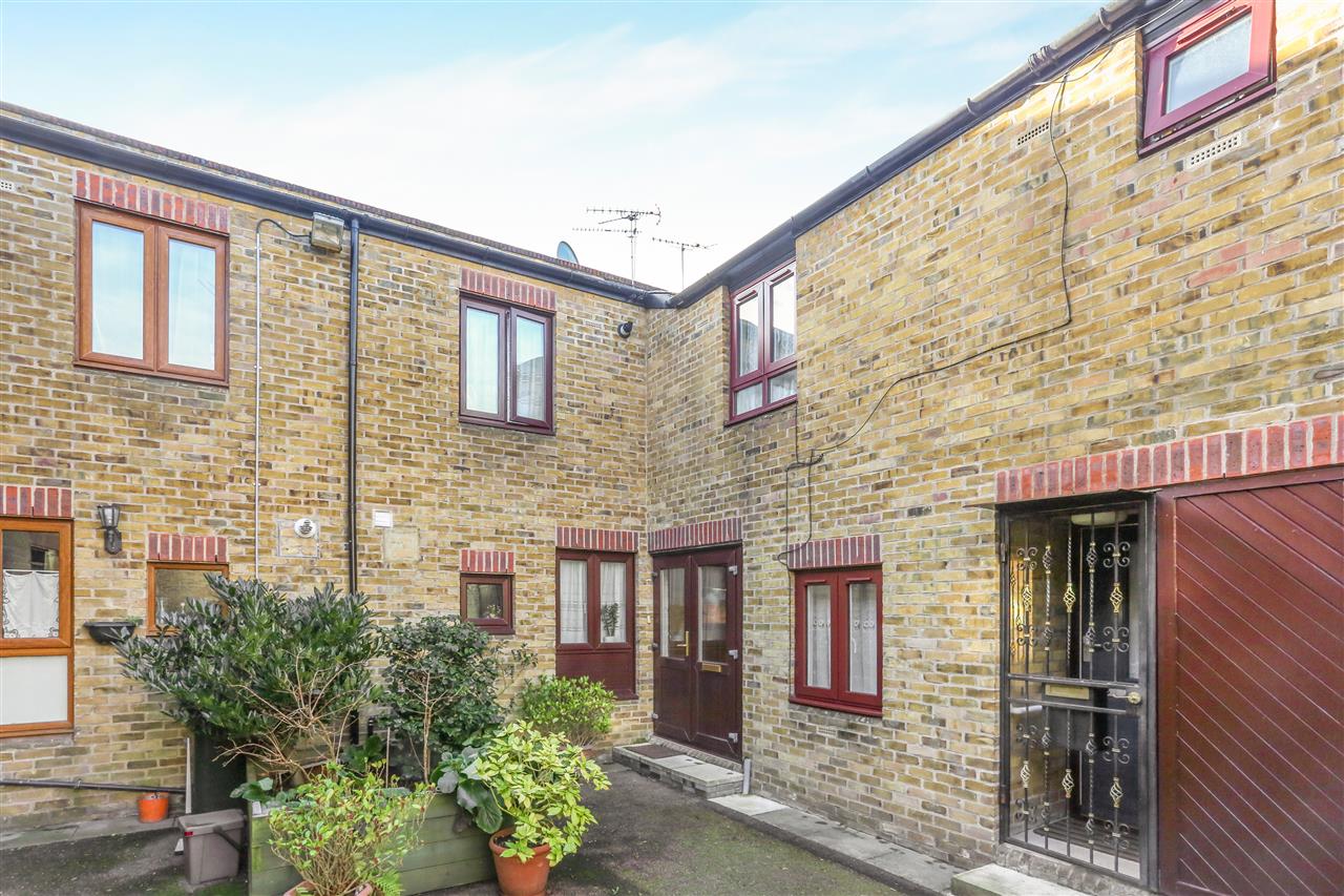 3 bed terraced house for sale in Bredgar Road 12