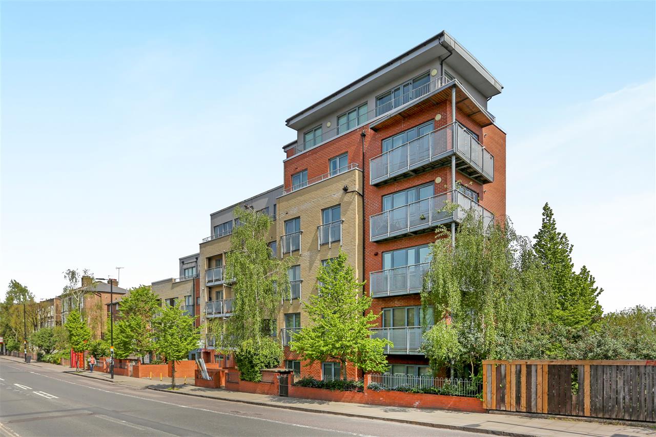 1 bed flat for sale in Junction Road 1