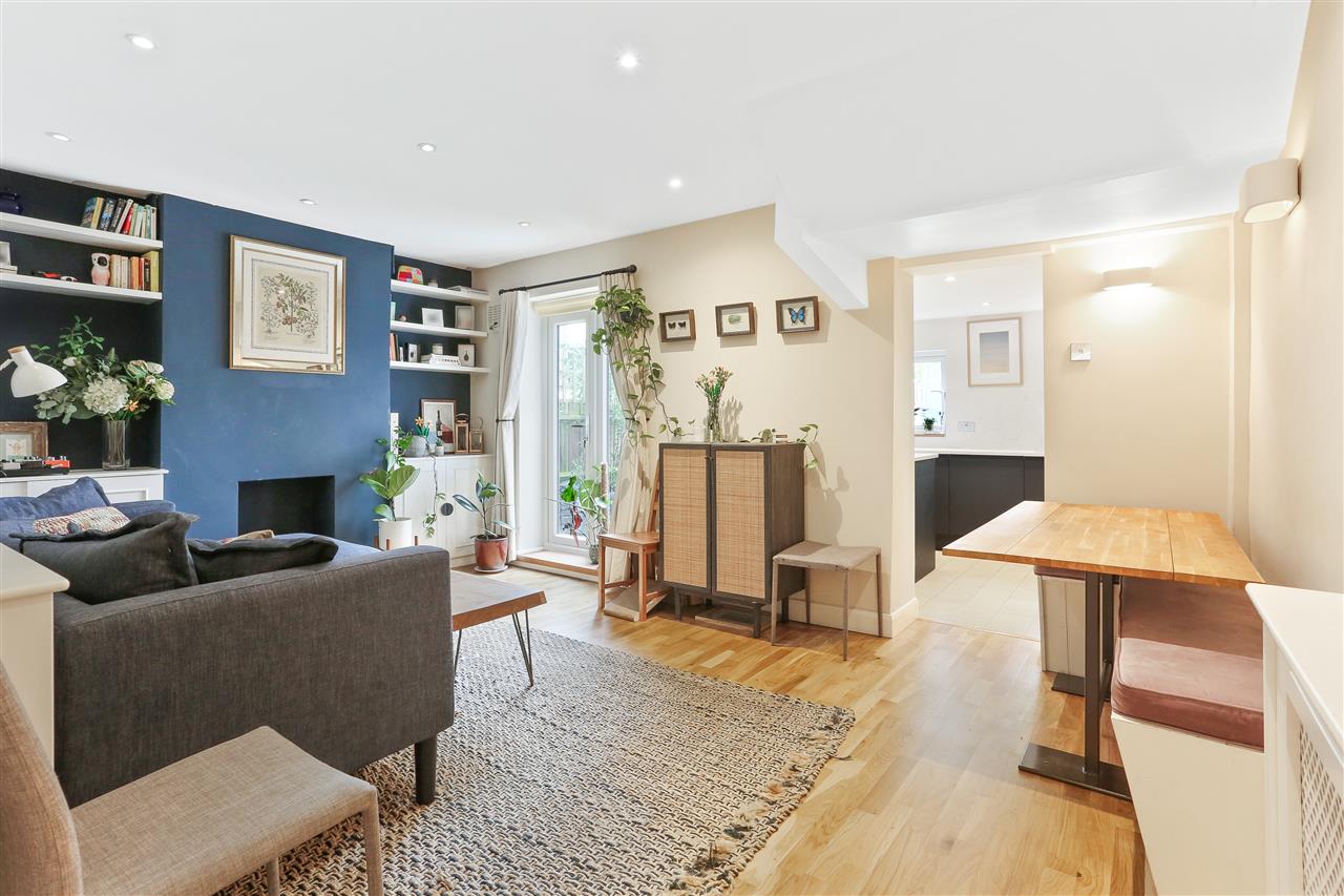 CHAIN FREE! A contemporary and very well presented lower ground floor garden maisonette situated in a highly sought after road in the heart of Tufnell Park within close proximity of Tufnell Park (Northern Line) underground station together with the various local shops, cafes, bars and ...