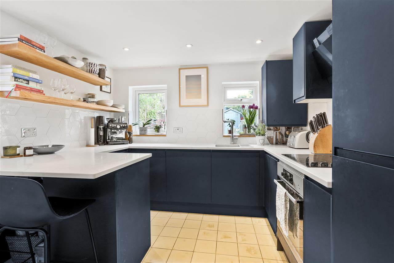 1 bed flat for sale in Hugo Road  - Property Image 9