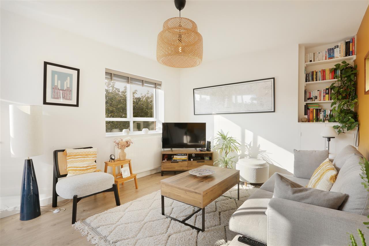 A very well presented and spacious (approximately 732 Sq FT / 68 Sq M) fourth/top floor ex-local authority apartment forming part of a low rise purpose built block that is within close proximity to Tufnell Park (Northern Line) underground station together with the shops, restaurants, cafes and ...
