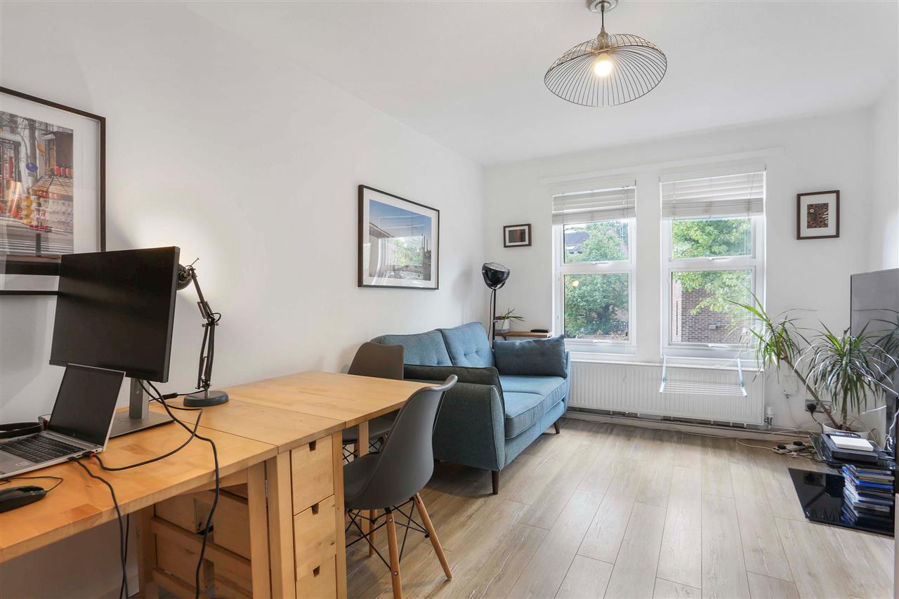 CHAIN FREE! A refurbished, very well presented and spacious (approximately 565 Sq Ft / 52 Sq M) first floor purpose built ex-local authority maisonette situated in a sought-after location within close proximity to Tufnell Park (Northern Line) underground station together with the various shops, ...