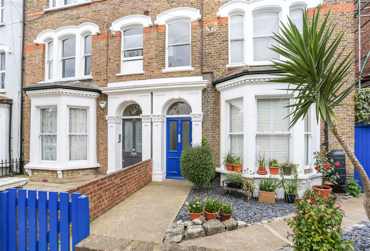A very well presented and spacious split level first floor apartment forming part of an end of terrace Victorian property situated in a highly sought after location that is within close proximity to local shops, Tufnell Park (Northern Line) underground station, Tufnell Park Tavern (gastro pub), ...