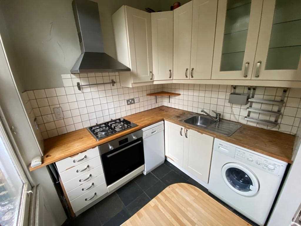 1 bed flat to rent in Dalmeny Road 4