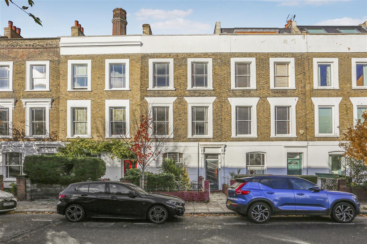 CHAIN FREE! An extended Victorian terraced house situated in a sought after tree-lined road within close proximity to the multiple shopping and transport facilities of the Holloway Road, Tufnell Park and Seven Sisters Road together with the popular Grafton primary school. The accommodation ...