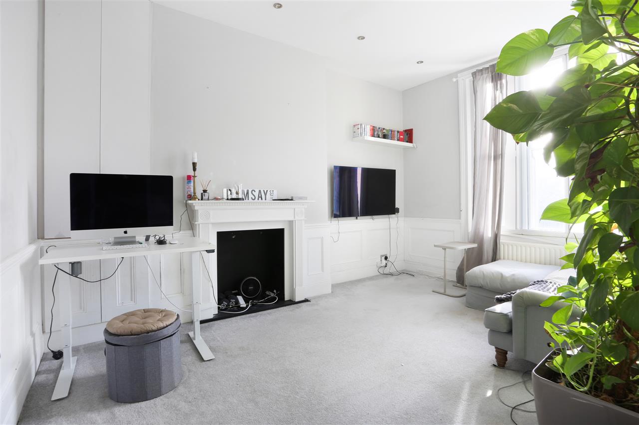 2 bed flat for sale in Caversham Road 2