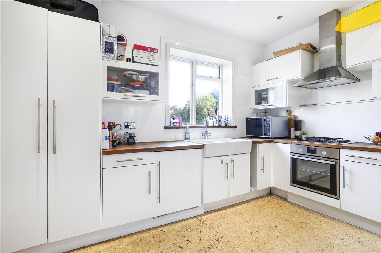 2 bed flat for sale in Caversham Road 6