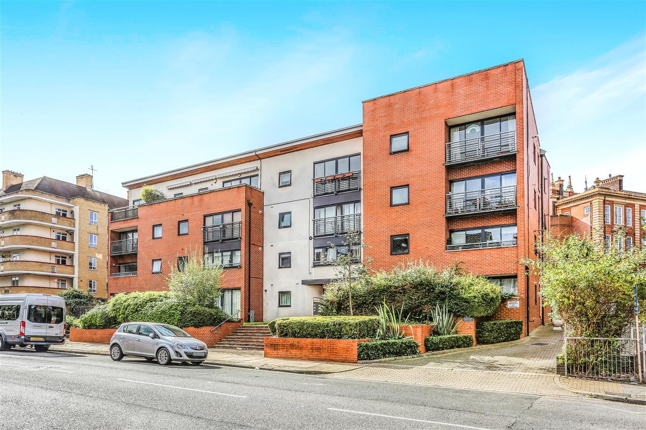 CHAIN FREE! A spacious (approximately 487 Sq Ft / 45 Sq M) second floor apartment forming part of a modern purpose built block situated within close proximity to local shops, bars and restaurants on Fortess Road together with the multiple shopping facilities of the Holloway Road. The ...