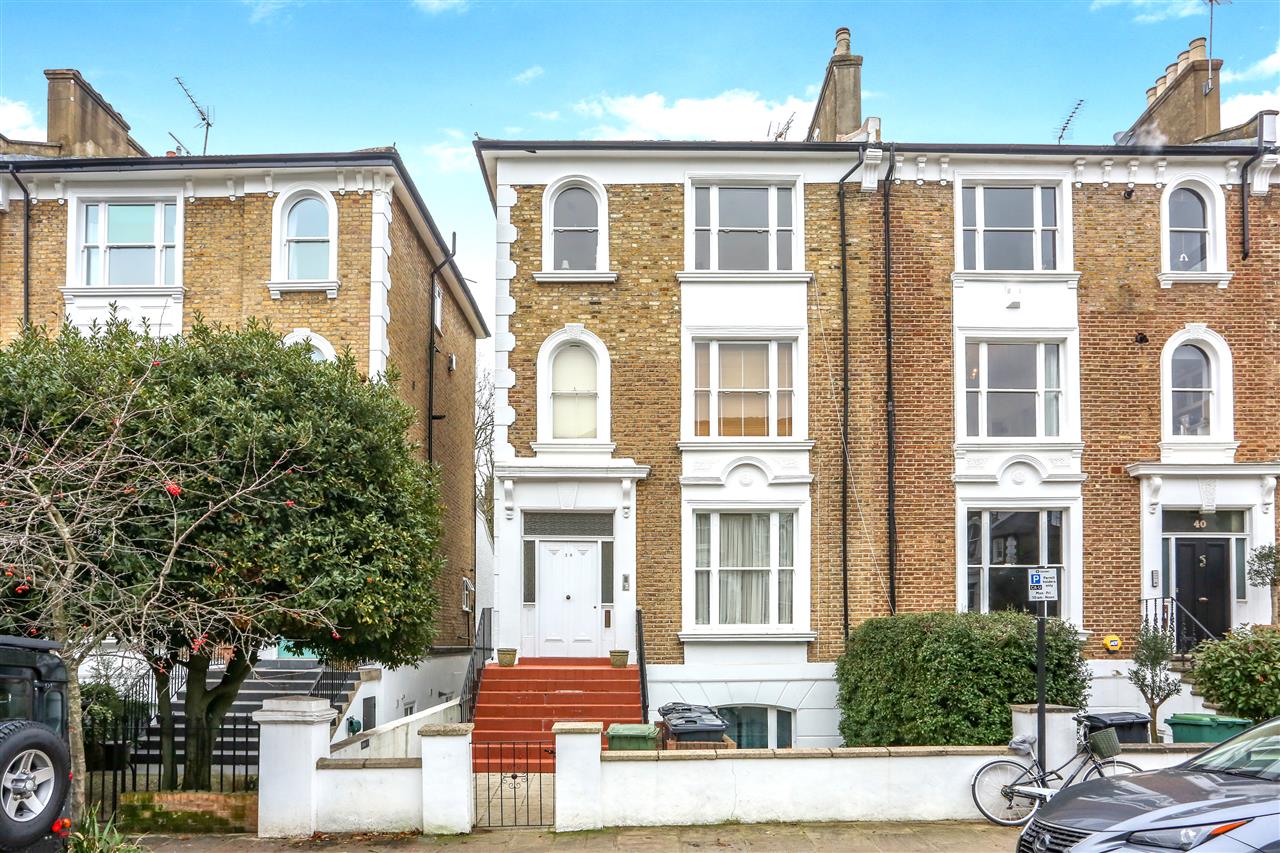 CHAIN FREE! A well presented and spacious (approximately 905 Sq Ft/84 Sq M including loft space, eaves storage and restricted head height) split level second and third/loft floor (entrance at first floor level) apartment forming part of a converted end of terrace Victorian property situated in ...