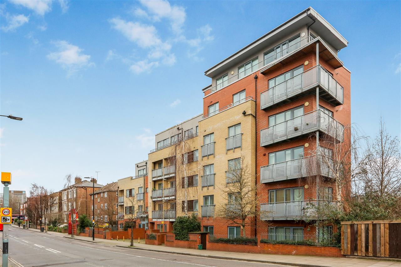 2 bed flat for sale in Junction Road 0