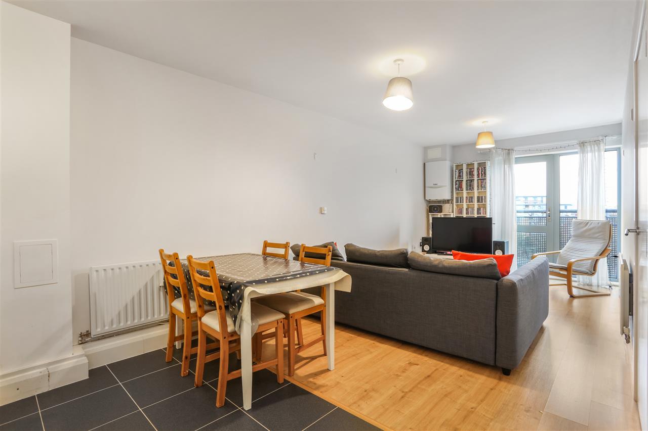 2 bed flat for sale in Junction Road 1