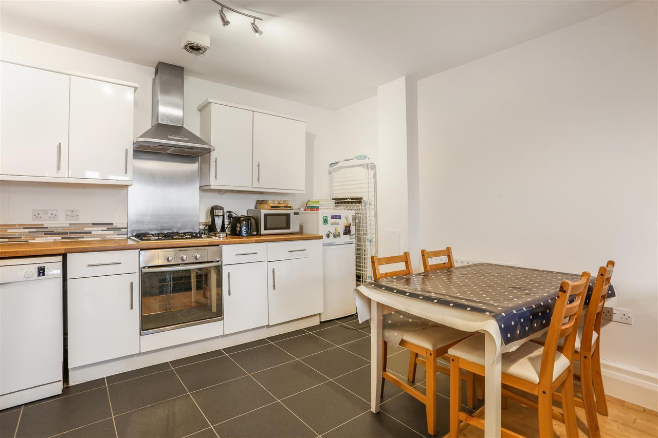 2 bed flat for sale in Junction Road 2